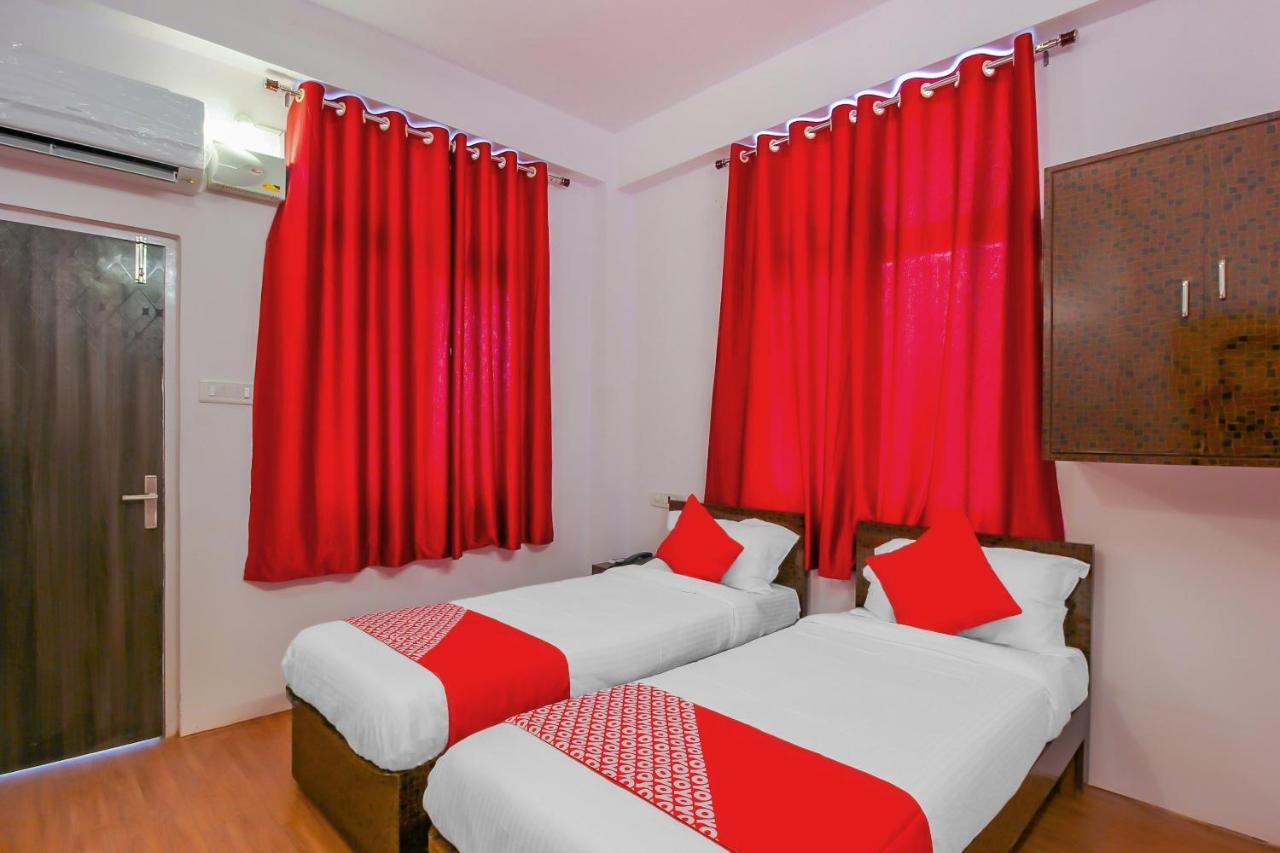 Oyo 17168 Hz Lodge Hyderabad Exterior photo